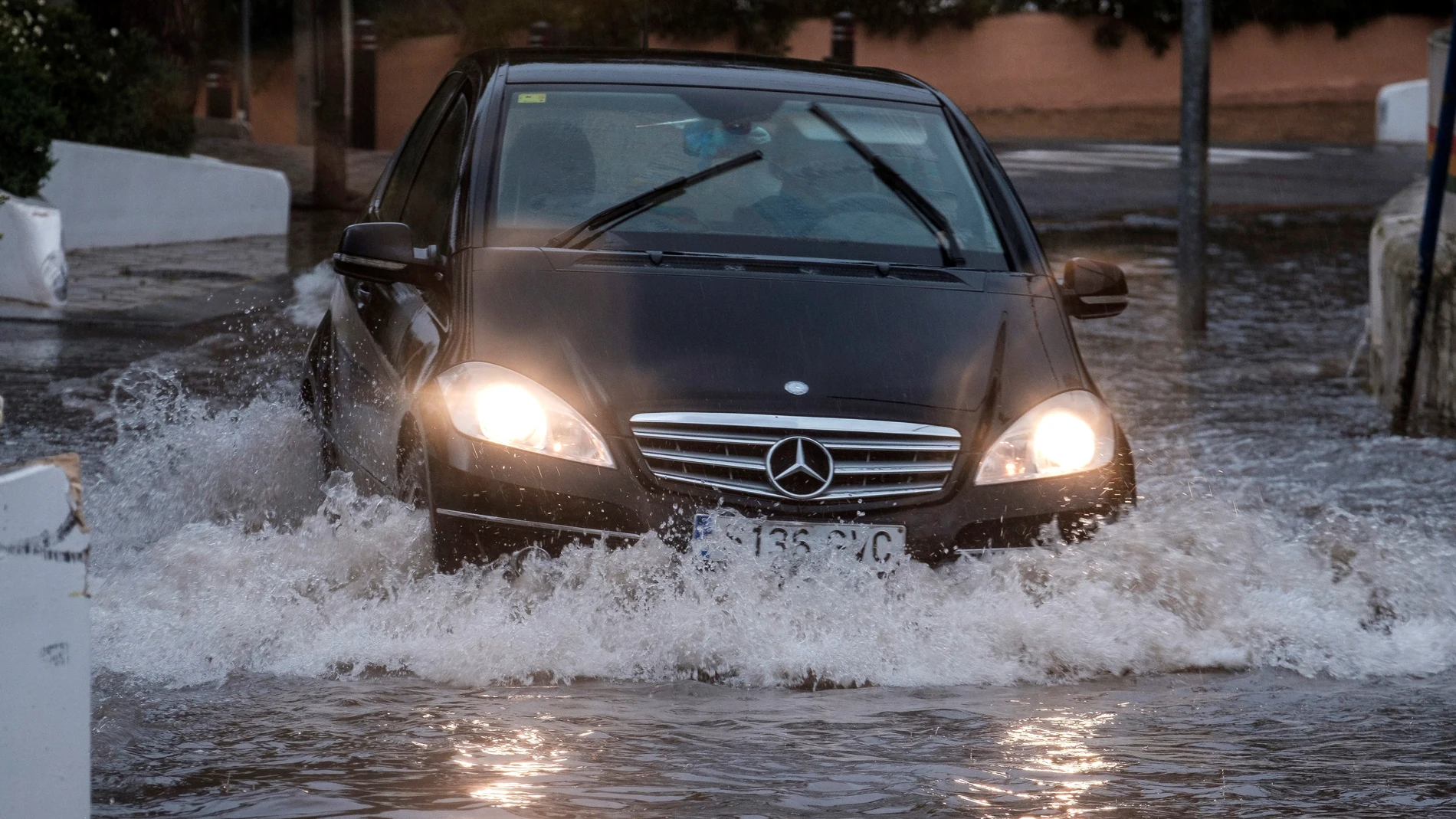 Un vehículo sumergido en el agua durante el temporal