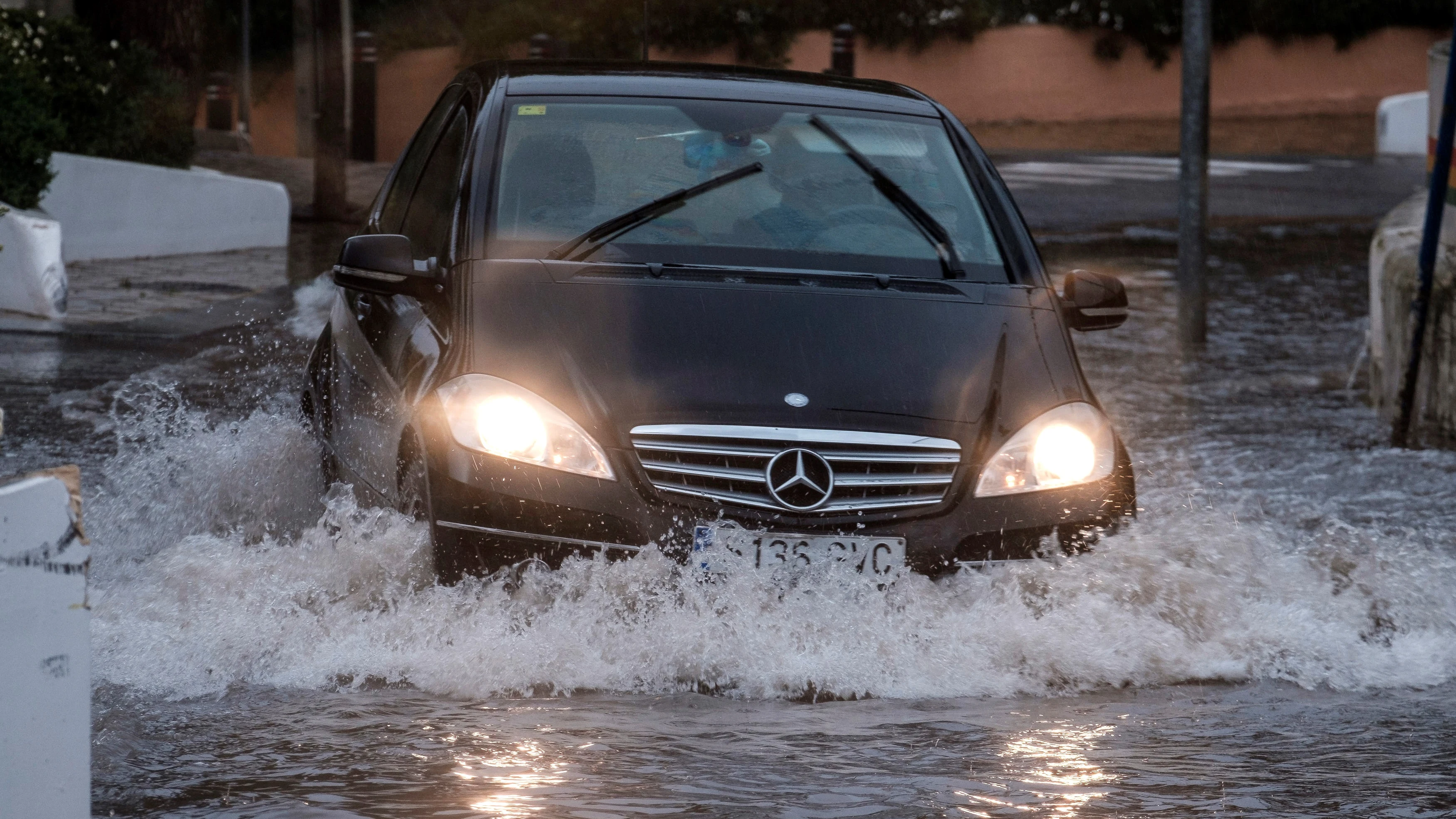 Un vehículo sumergido en el agua durante el temporal