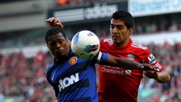 Evra y Suárez durante un Liverpool-United