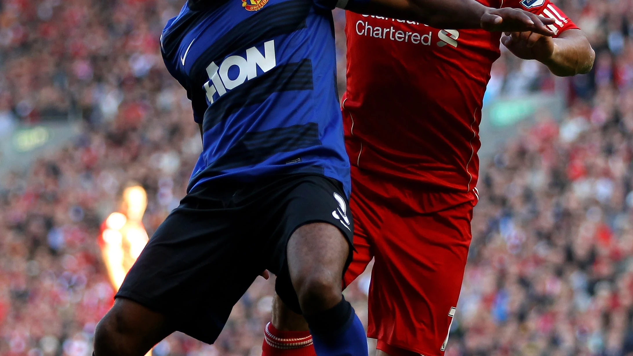 Evra y Suárez durante un Liverpool-United