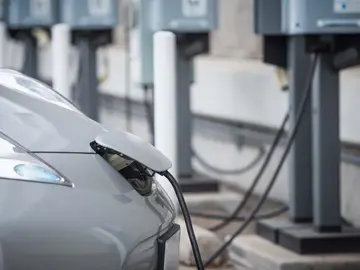 Un coche recargando su batería Un coche recargando su batería