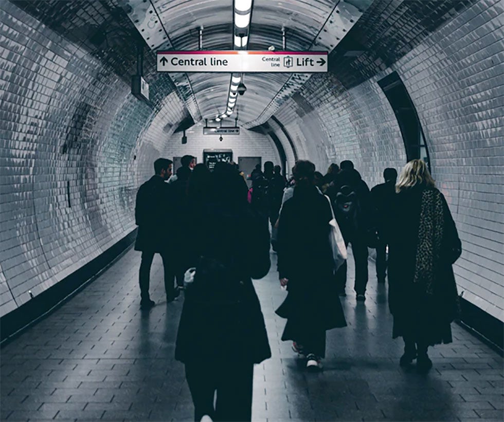 Andando por el metro.