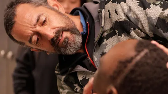 El cirujano Pedro Cavadas observando a un paciente El cirujano Pedro Cavadas observando al paciente tras la operación.