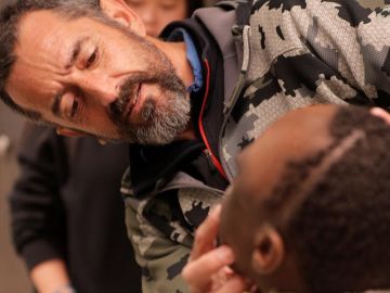 El cirujano Pedro Cavadas observando al paciente tras la operación. El cirujano Pedro Cavadas observando al paciente tras la operación.