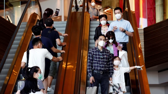 Tailandeses se protegen con mascarillas en un centro comercial en Bankok por el coronavirus Tailandeses se protegen con mascarillas en un centro comercial en Bankok por el coronavirus