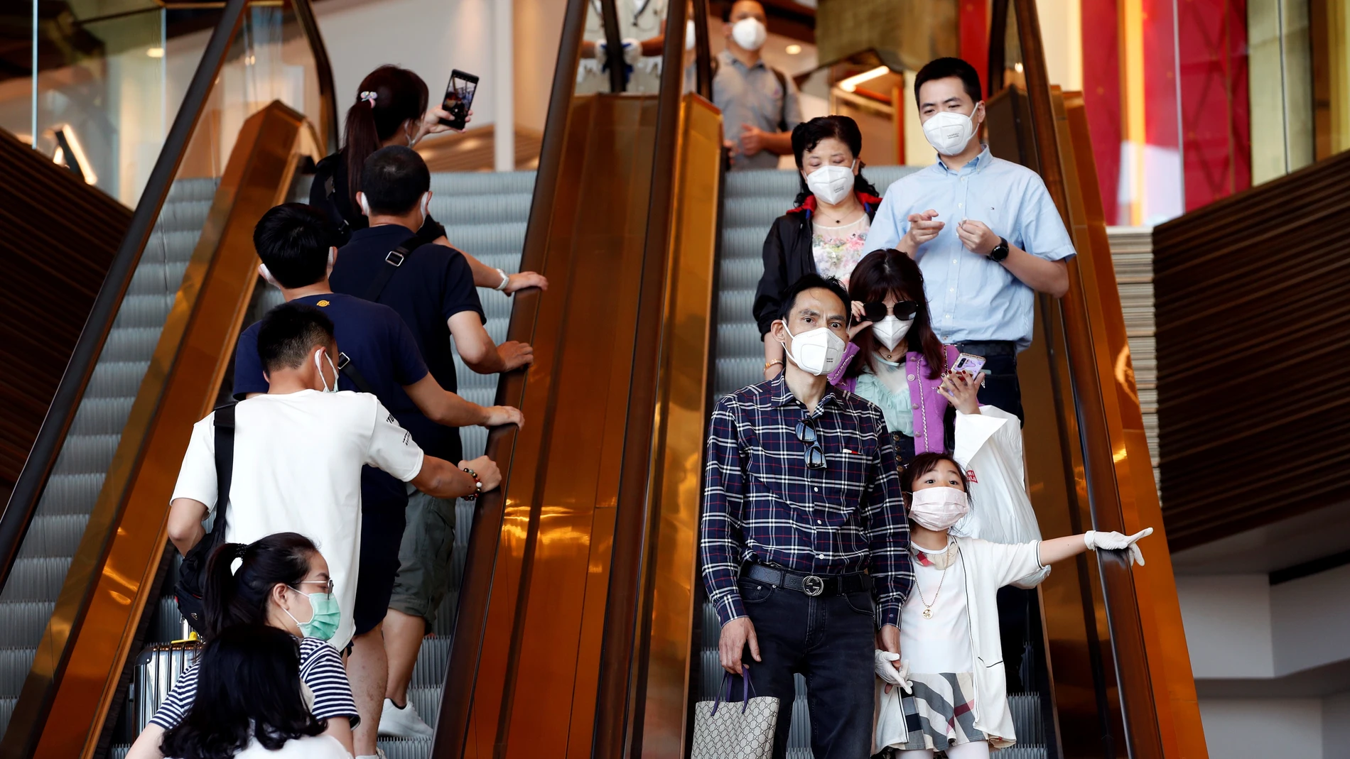 Tailandeses se protegen con mascarillas en un centro comercial en Bankok por el coronavirus