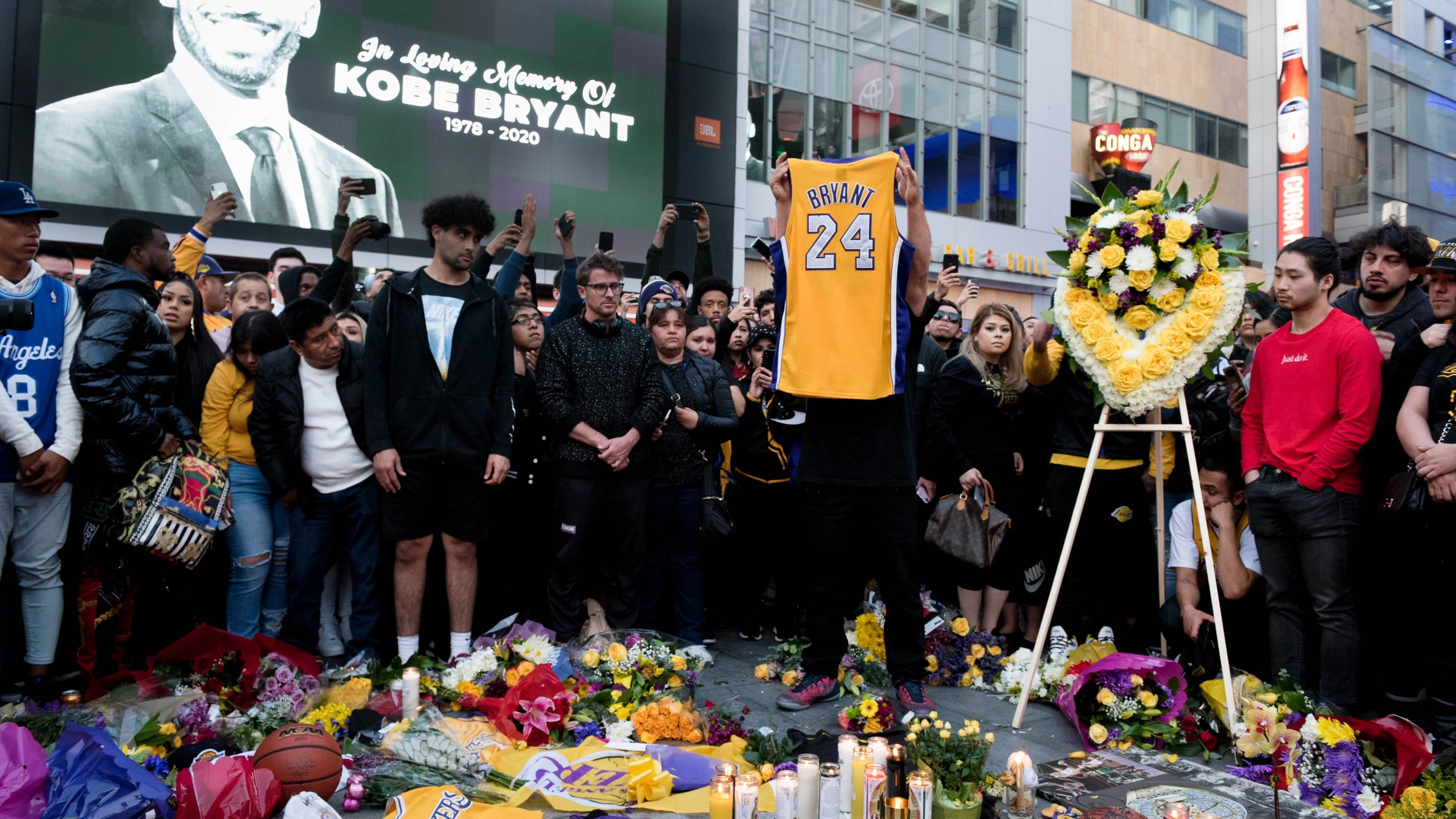 Cientos de aficionados rindiendo homenaje a Kobe Bryant a las puertas del Staples Center