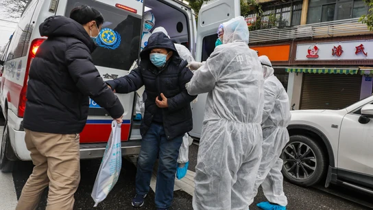 Un grupo de sanitarios atiende a un paciente en Wuhan, China Un grupo de sanitarios atiende a un paciente en Wuhan, China