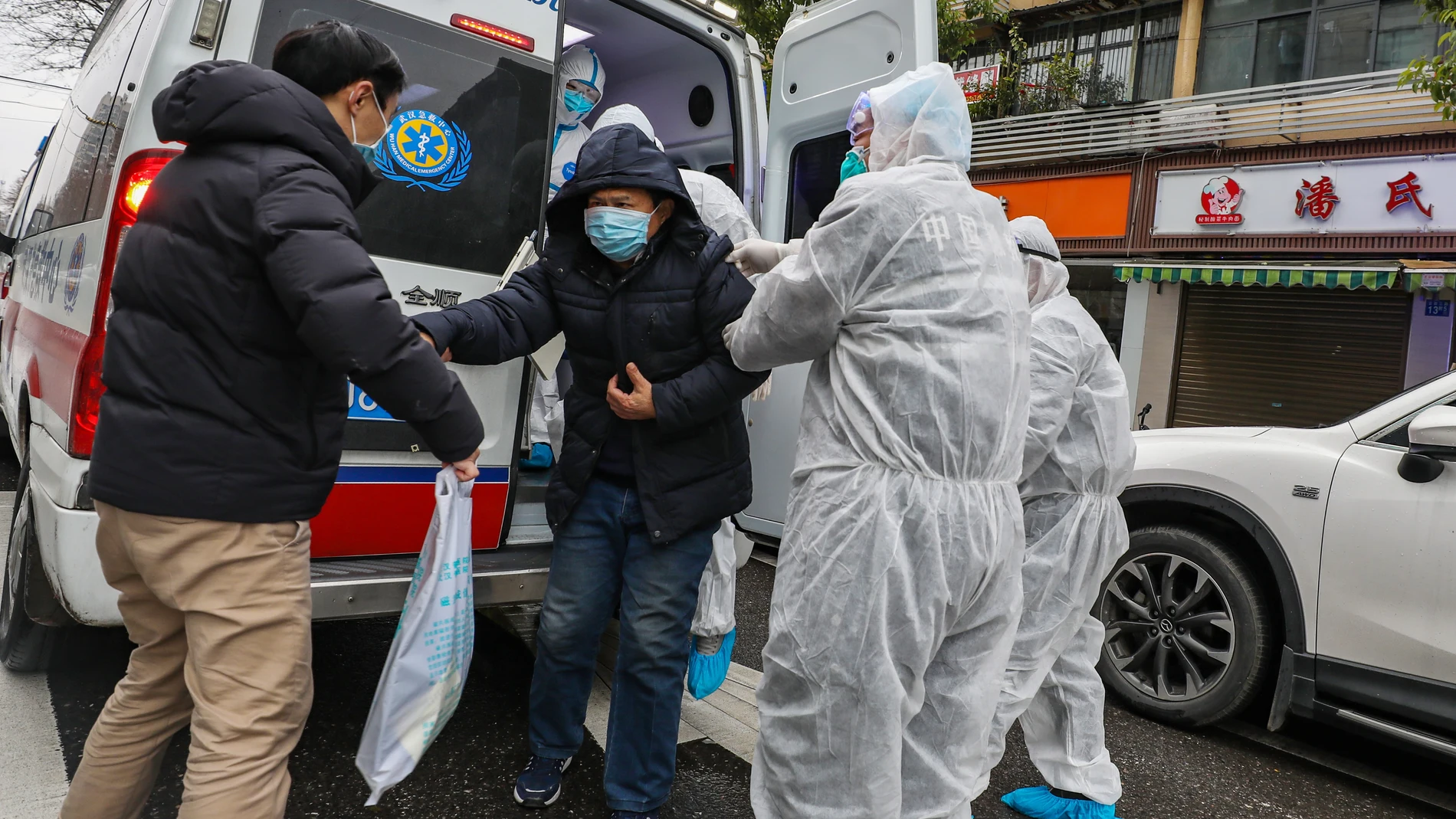 Un grupo de sanitarios atiende a un paciente en Wuhan, China