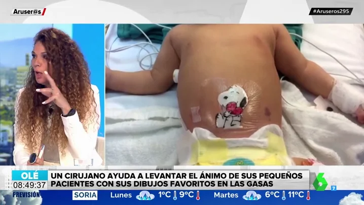 Un cirujano hace dibujos en los apósitos de los niños para animarles tras la operación