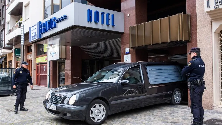 Un coche fúnebre sale del hotel de Logroño 