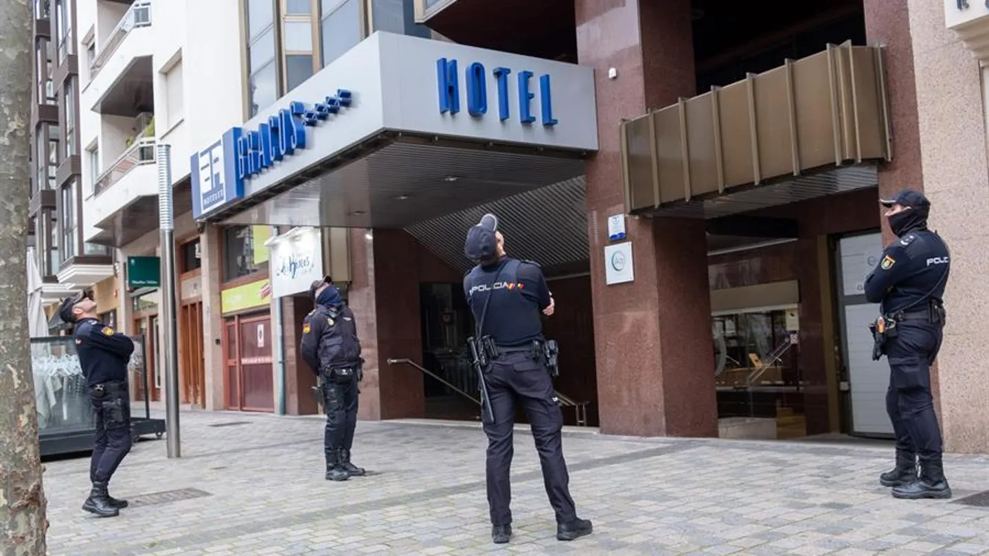 Varios policías observan el techo del hotel de Logroño Varios policías observan el techo del hotel de Logroño