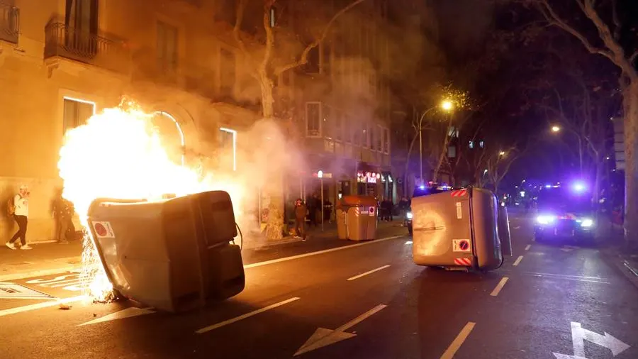 Quema de contenedores en las calles de Barcelona