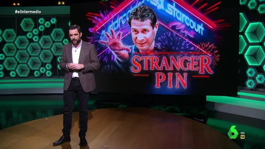 'Stranger Pin', el "mundo paralelo" de Vox en el que "el marxismo es lo más erótico": la lucha de un concejal contra la "malvada proposición de Más Madrid" 'Stranger Pin', el "mundo paralelo" de Vox en el que "el marxismo es lo más erótico": la lucha de un concejal contra la "malvada proposición de Más Madrid"