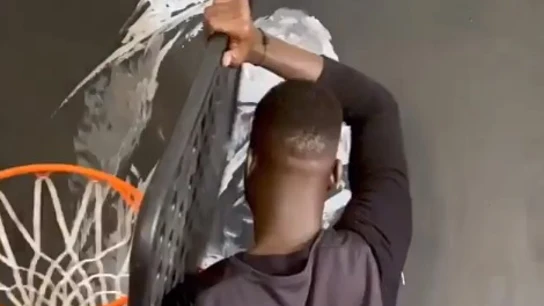 El artista BouBou pinta un cuadro de Kobe Bryant. El artista BouBou pinta un cuadro de Kobe Bryant.