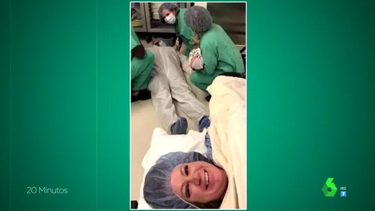 La imagen viral de una madre inmortalizando el desmayo de su marido después del parto La imagen viral de una madre inmortalizando el desmayo de su marido después del parto