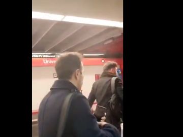 Los dos carteristas tras ser expulsados del vagón Los dos carteristas tras ser expulsados del vagón