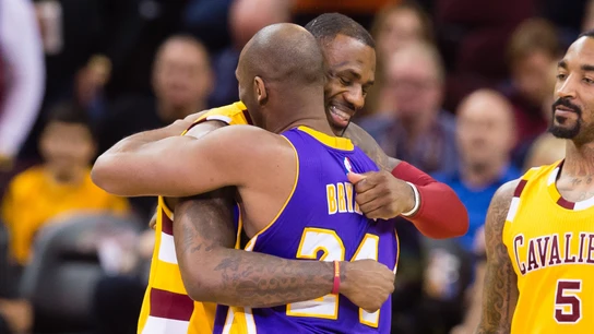 LeBron James y Kobe Bryant se saludan antes de un partido LeBron James y Kobe Bryant se saludan antes de un partido