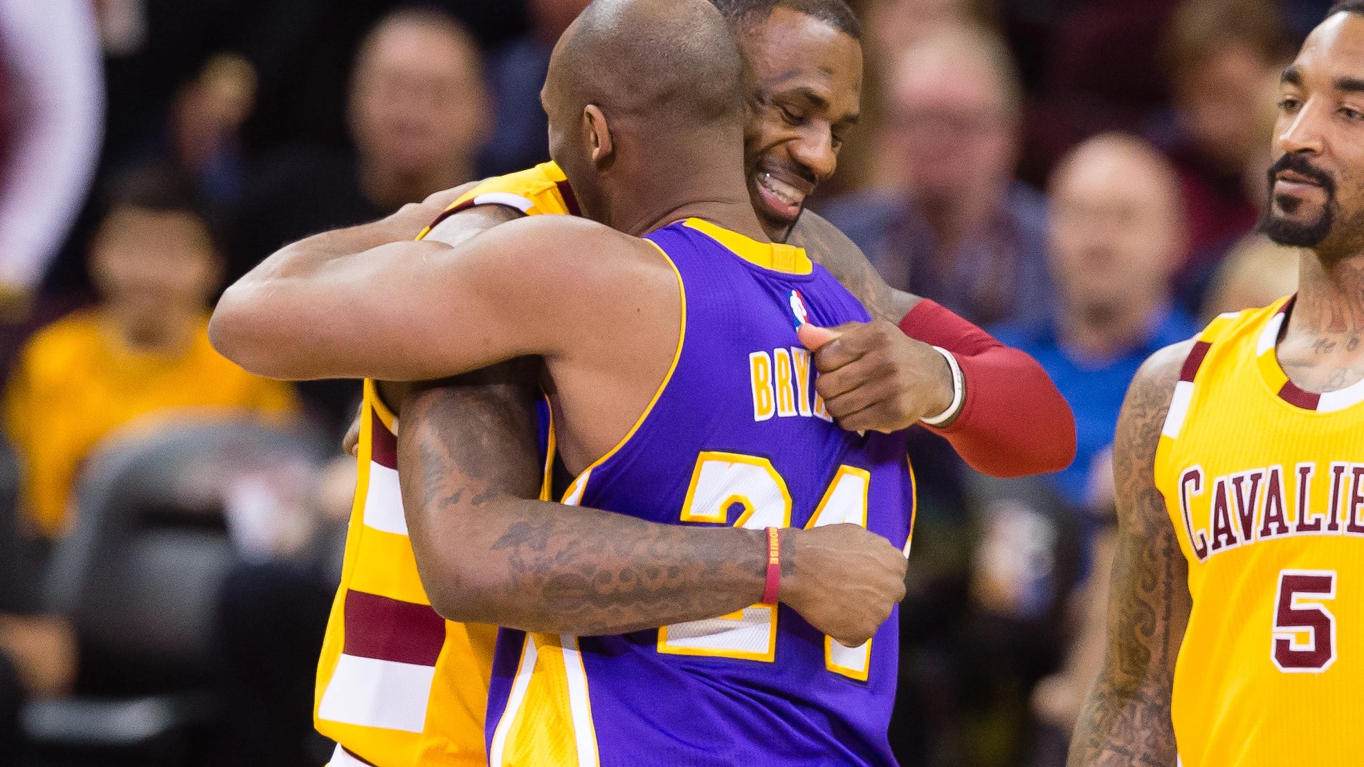 LeBron James y Kobe Bryant se saludan antes de un partido