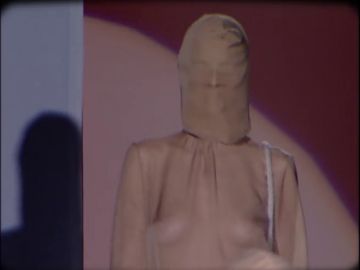 Capuchas, sogas y crucifijos: el polémico desfile por el que David Delfín tuvo que dar explicaciones Capuchas, sogas y crucifijos: el polémico desfile por el que David Delfín tuvo que dar explicaciones