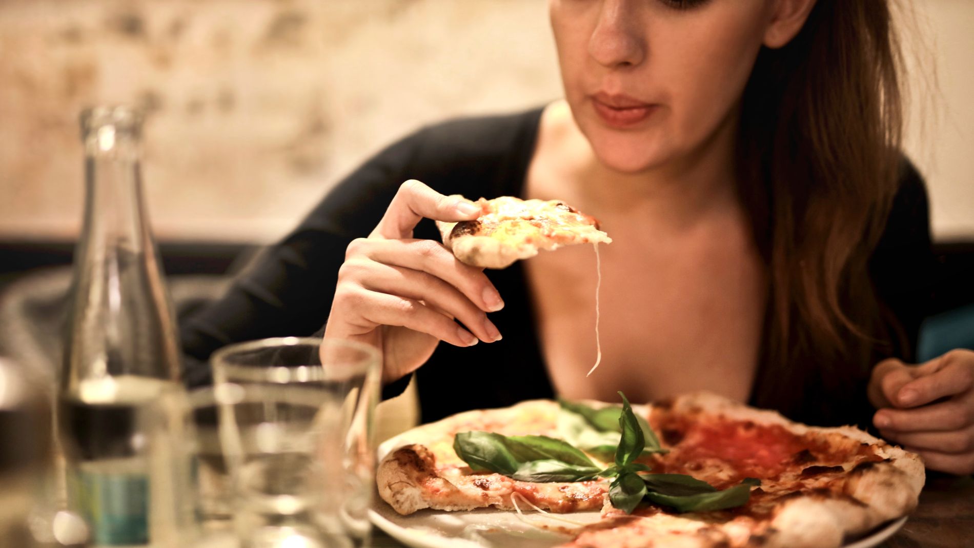 Comiendo pizza