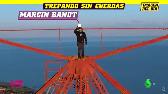 El espeluznante reto del 'hombre araña': asciende un poste de luz de más de 200 metros sin sujeción El espeluznante reto del 'hombre araña': asciende un poste de luz de más de 200 metros sin sujeción