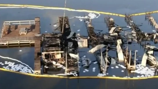 El embarcadero calcinado por un incendio en Alabama El embarcadero calcinado por un incendio en Alabama