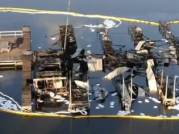 El embarcadero calcinado por un incendio en Alabama El embarcadero calcinado por un incendio en Alabama