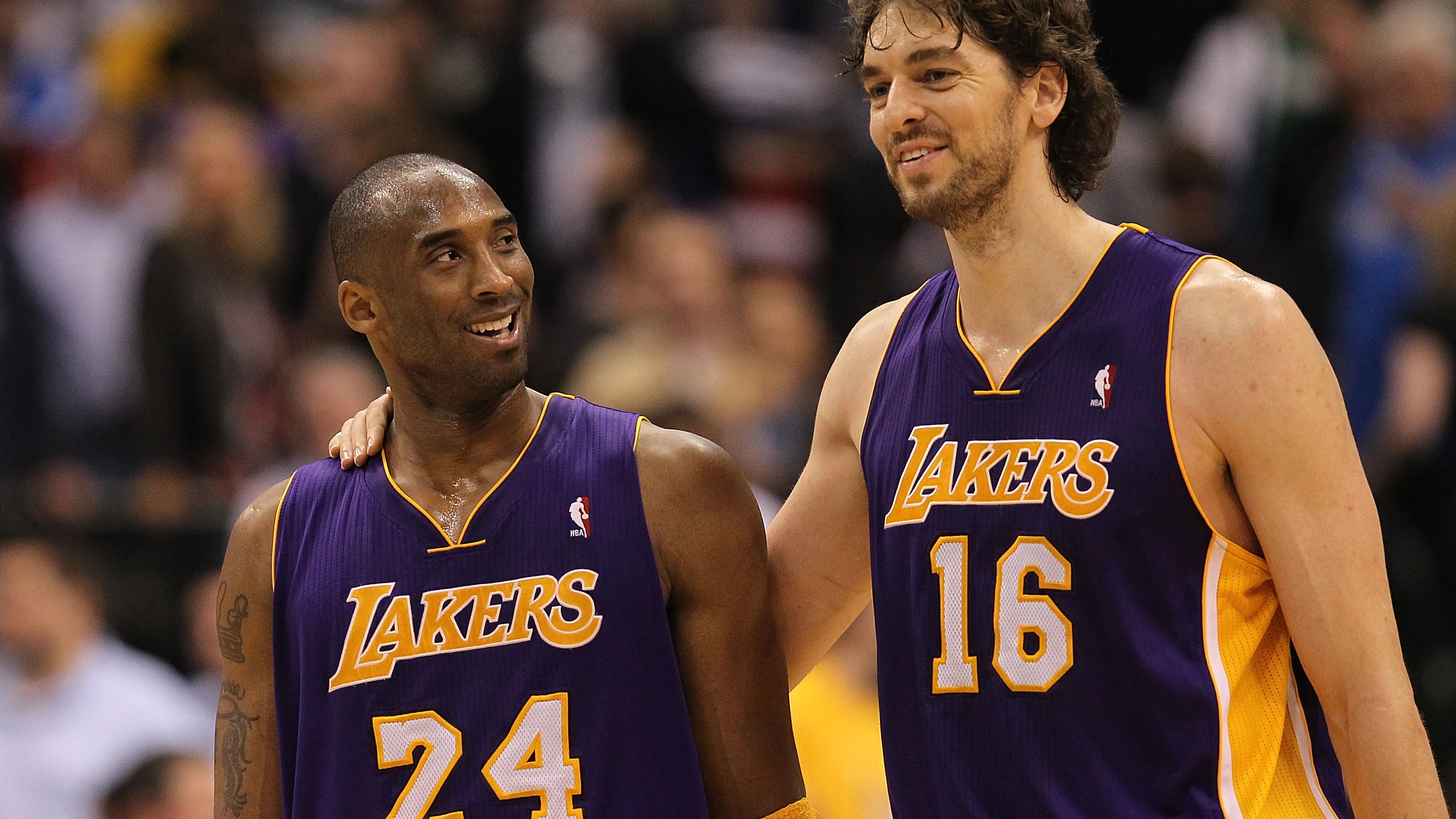 Kobe Bryant y Pau Gasol, sonrientes durante un partido de los Lakers