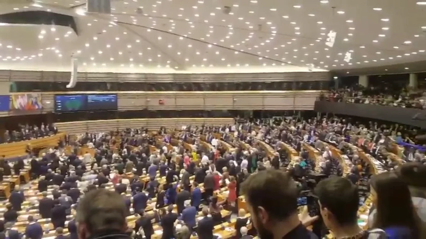 El Parlamento Europeo despide a los eurodiputados británicos cantando el 'Auld lang syne' ("no es más que un hasta luego") El Parlamento Europeo despide a los eurodiputados británicos cantando el 'Auld lang syne' ("no es más que un hasta luego")