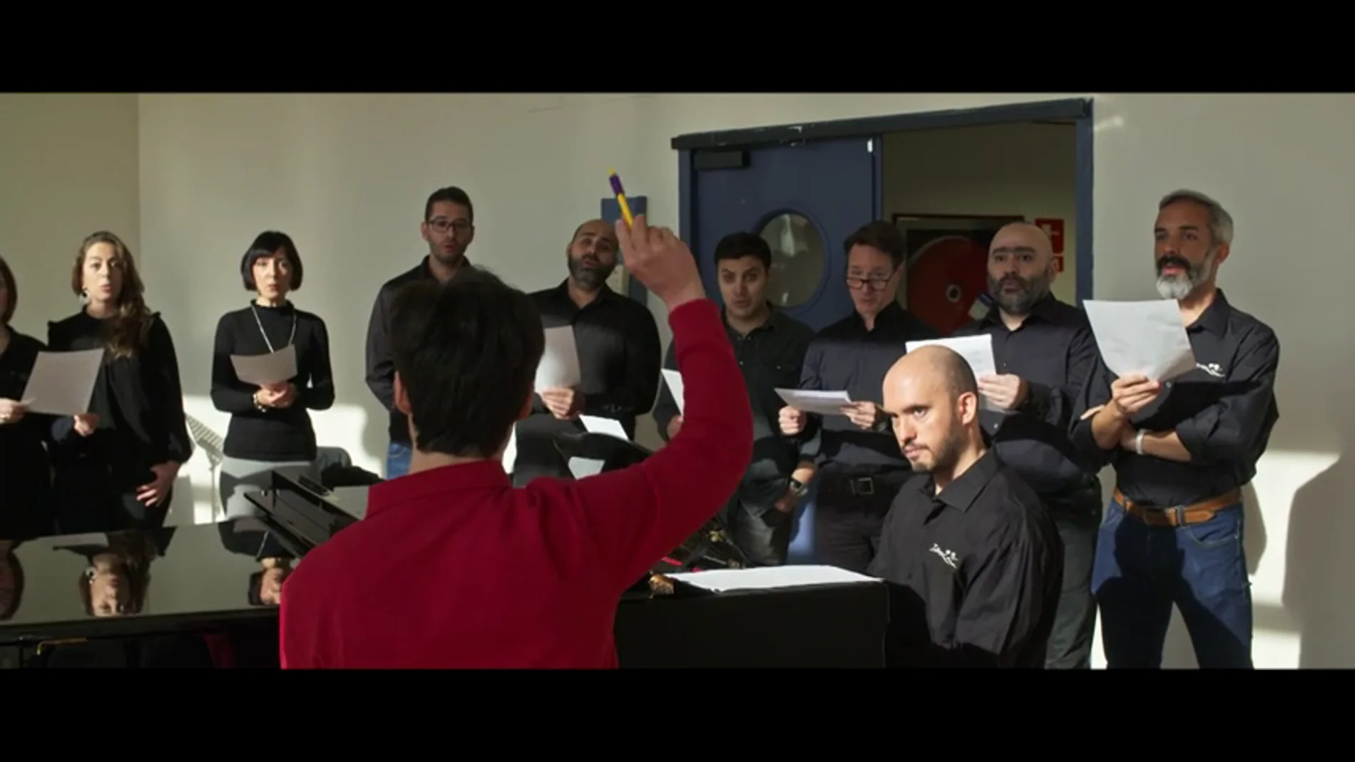 Héctor dirige su propia versión del 'Adeste Fideles' con el coro titular del Teatro Real