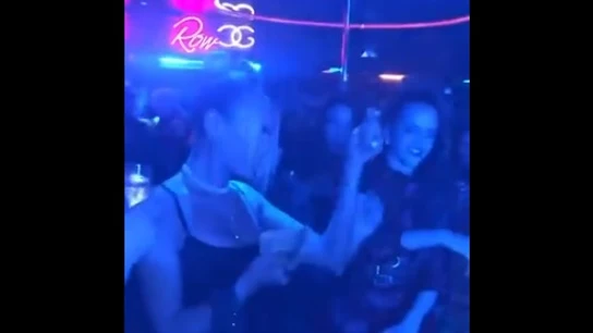 Rosalía y Dua Lipa en un club de striptease Rosalía y Dua Lipa en un club de striptease