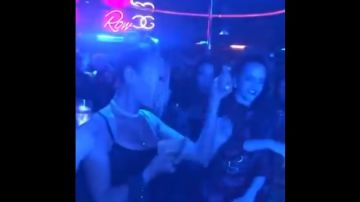 Rosalía y Dua Lipa en un club de striptease