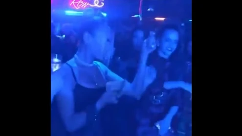 Rosalía y Dua Lipa en un club de striptease