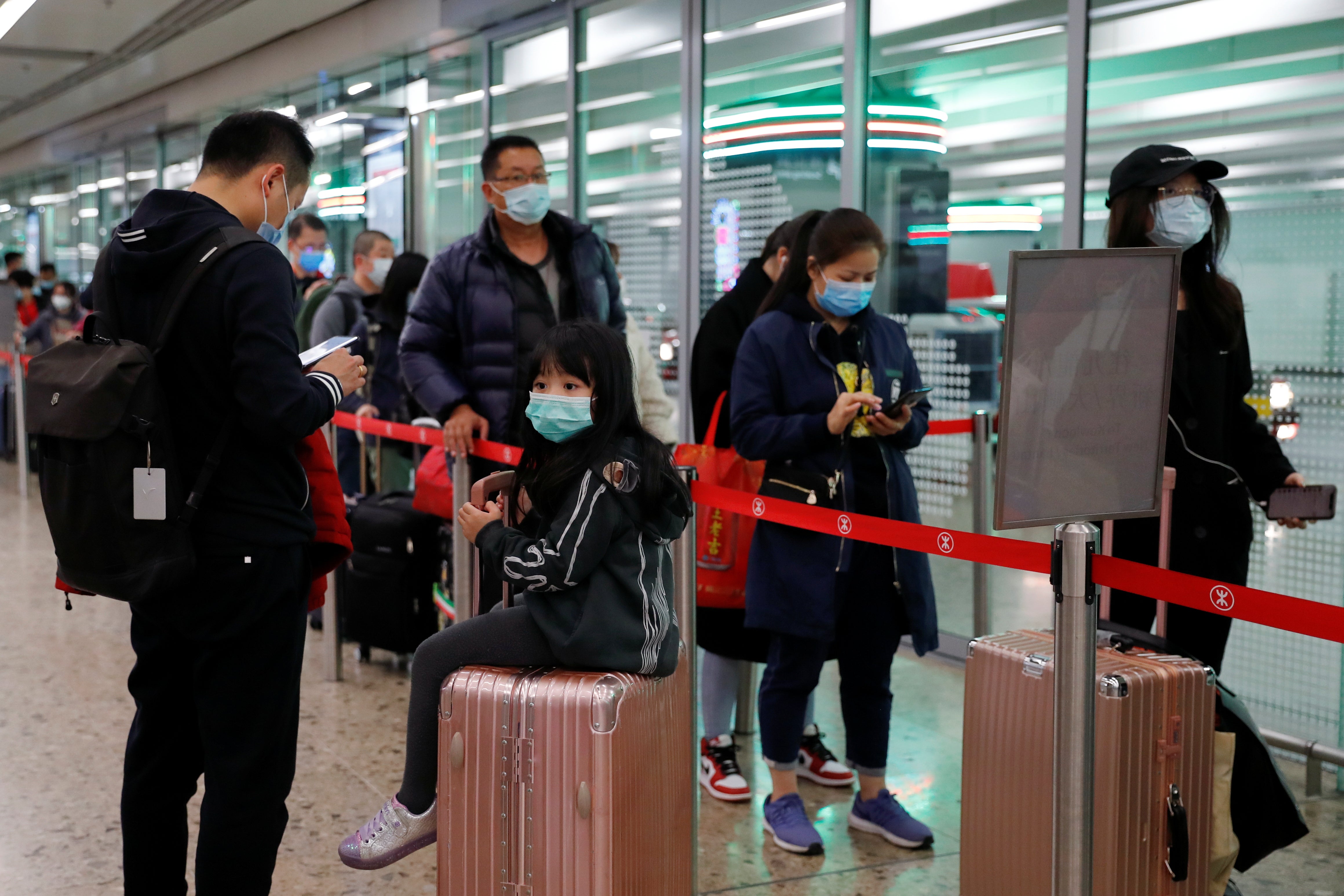Pasajeros con mascarillas para protegerse del coronavirus