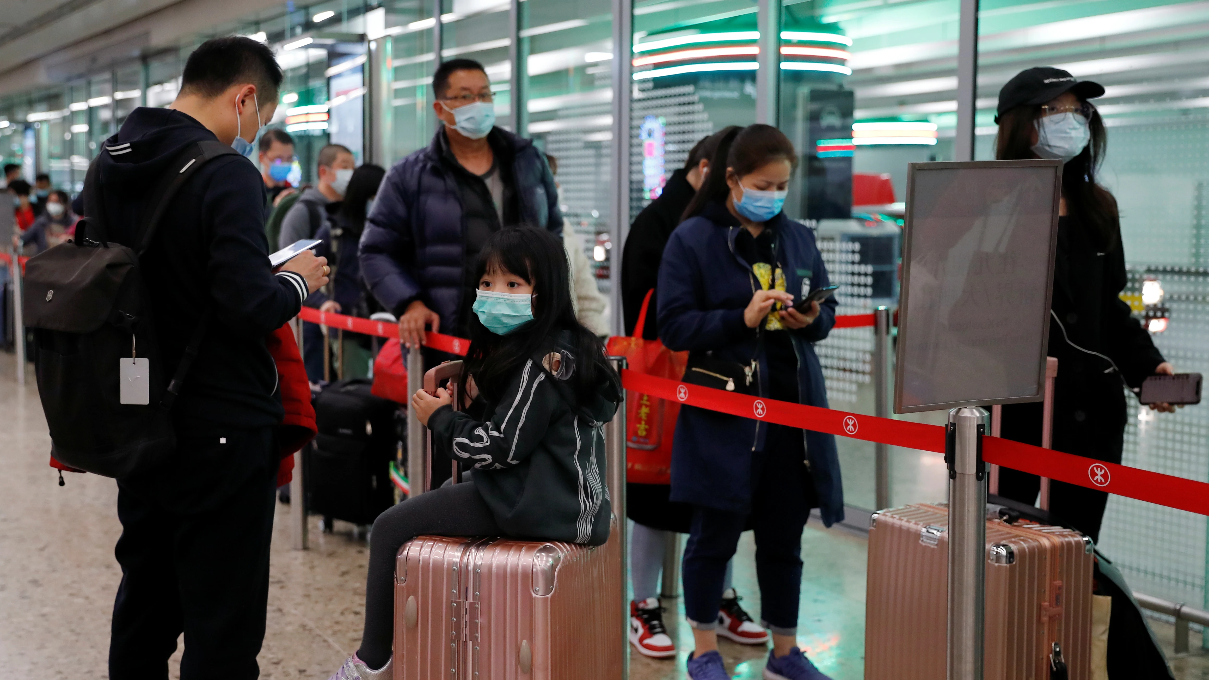 Pasajeros con mascarillas para protegerse del coronavirus