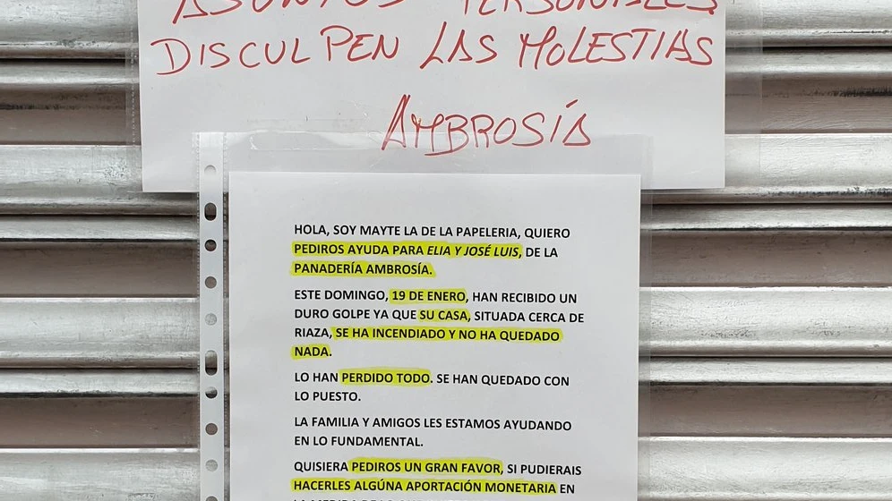 El cartel colgado del cierre de la panadería de Elia y José Luis