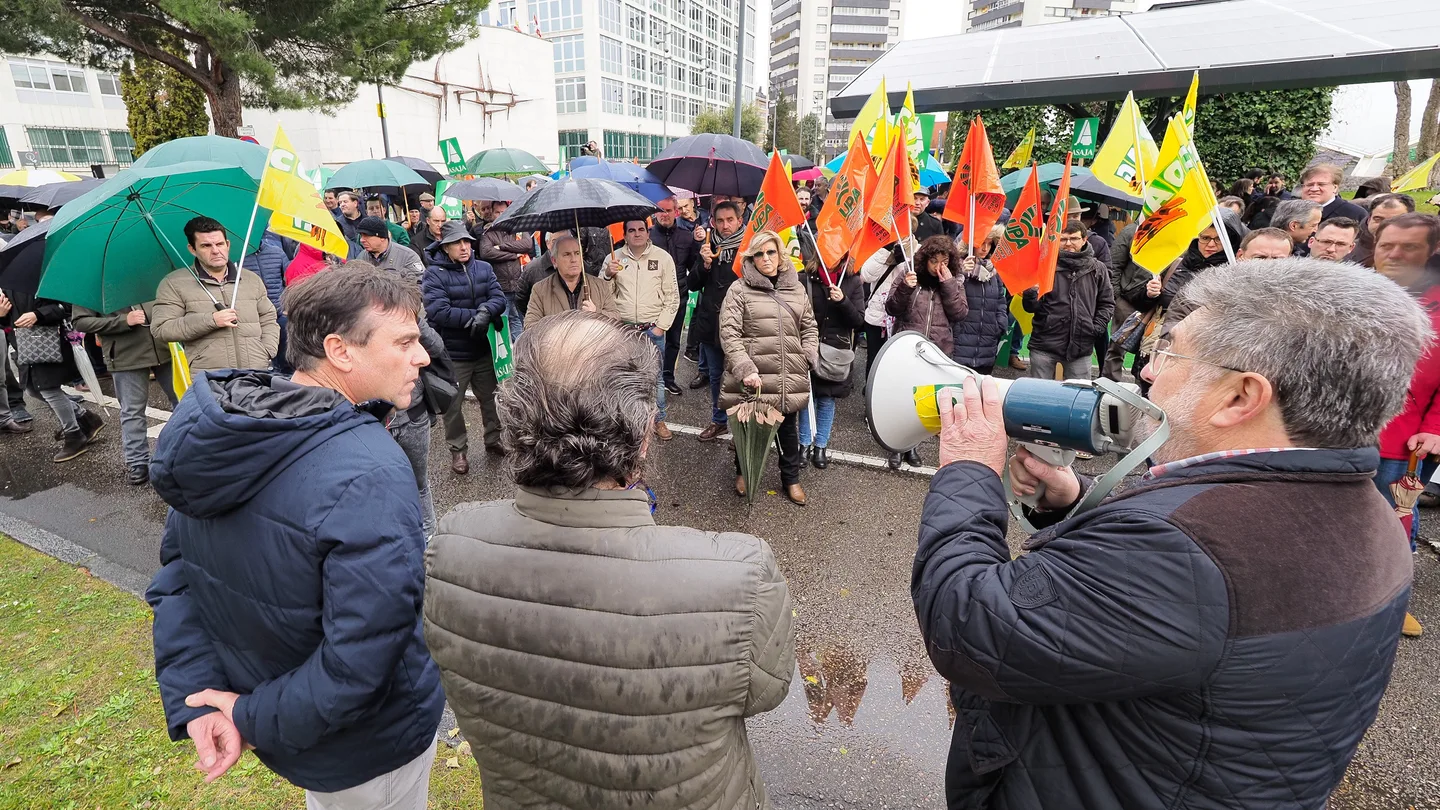 Alrededor de 200 agricultores y ganaderos de la provincia de Valladolid se concentran frente a la sede de la Delegación del Gobierno en Valladolid para exigir a la sociedad que se ponga fin a la “demonización y criminalización” que el sector sufre en los últimos meses Alrededor de 200 agricultores y ganaderos de la provincia de Valladolid se concentran frente a la sede de la Delegación del Gobierno en Valladolid para exigir a la sociedad que se ponga fin a la “demonización y criminalización” que el sector sufre en los últimos meses