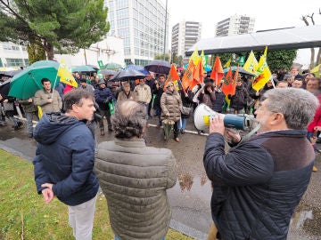 Alrededor de 200 agricultores y ganaderos de la provincia de Valladolid se concentran frente a la sede de la Delegación del Gobierno en Valladolid para exigir a la sociedad que se ponga fin a la “demonización y criminalización” que el sector sufre en los últimos meses Alrededor de 200 agricultores y ganaderos de la provincia de Valladolid se concentran frente a la sede de la Delegación del Gobierno en Valladolid para exigir a la sociedad que se ponga fin a la “demonización y criminalización” que el sector sufre en los últimos meses