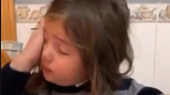 La hija del Chimy Ávila llora al ver la lesión de su padre. La hija del Chimy Ávila llora al ver la lesión de su padre.