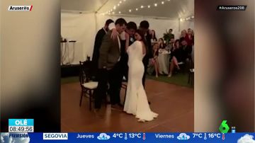 Las emocionantes imágenes de un exjugador de béisbol en silla de ruedas bailando con su esposa el día de su boda