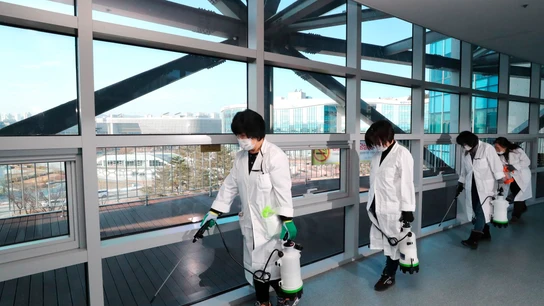Técnicos rocían un edificio gubernamental de Corea del Sur Técnicos rocían un edificio gubernamental de Corea del Sur
