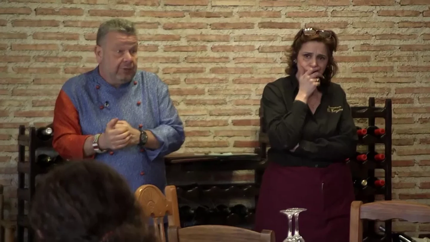 El descontrol en la cocina acaba con tantos platos devueltos que se acaba el género y hay que suspender el servicio El descontrol en la cocina acaba con tantos platos devueltos que se acaba el género y hay que suspender el servicio