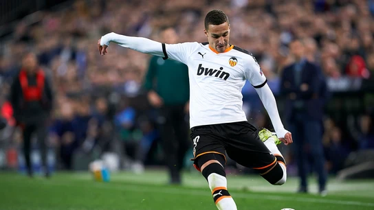Rodrigo Moreno, durante un partido con el Valencia. Rodrigo no fichará por el Barça en el mercado de invierno