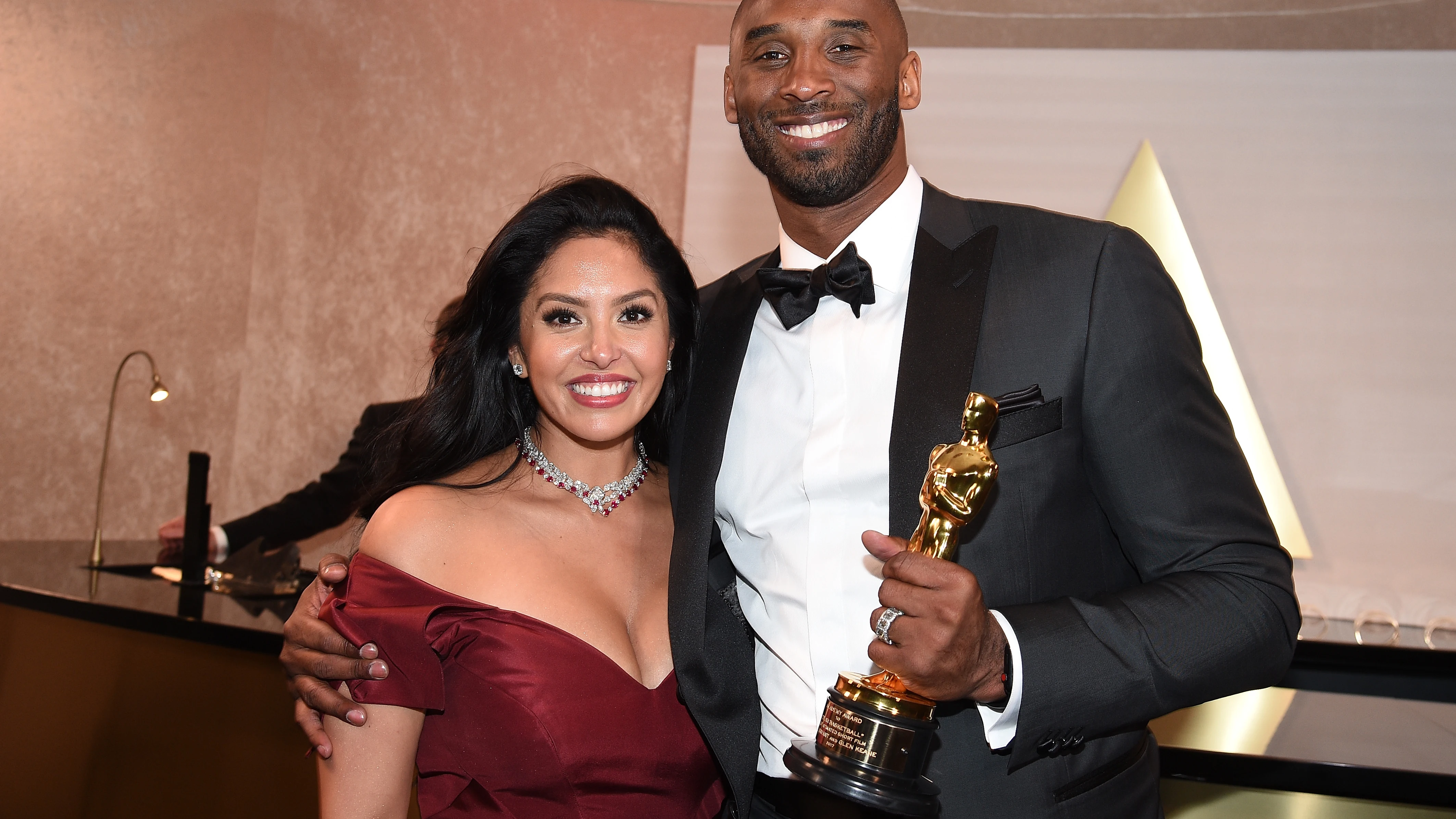 Vanessa Bryant, junto a Kobe Bryant cuando ganó el Oscar