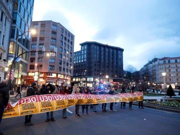 Varios piquetes cortan una avenida en Bilbao, este jueves, durante la huelga convocada en País Vasco y Navarra Varios piquetes cortan una avenida en Bilbao, este jueves, durante la huelga convocada en País Vasco y Navarra