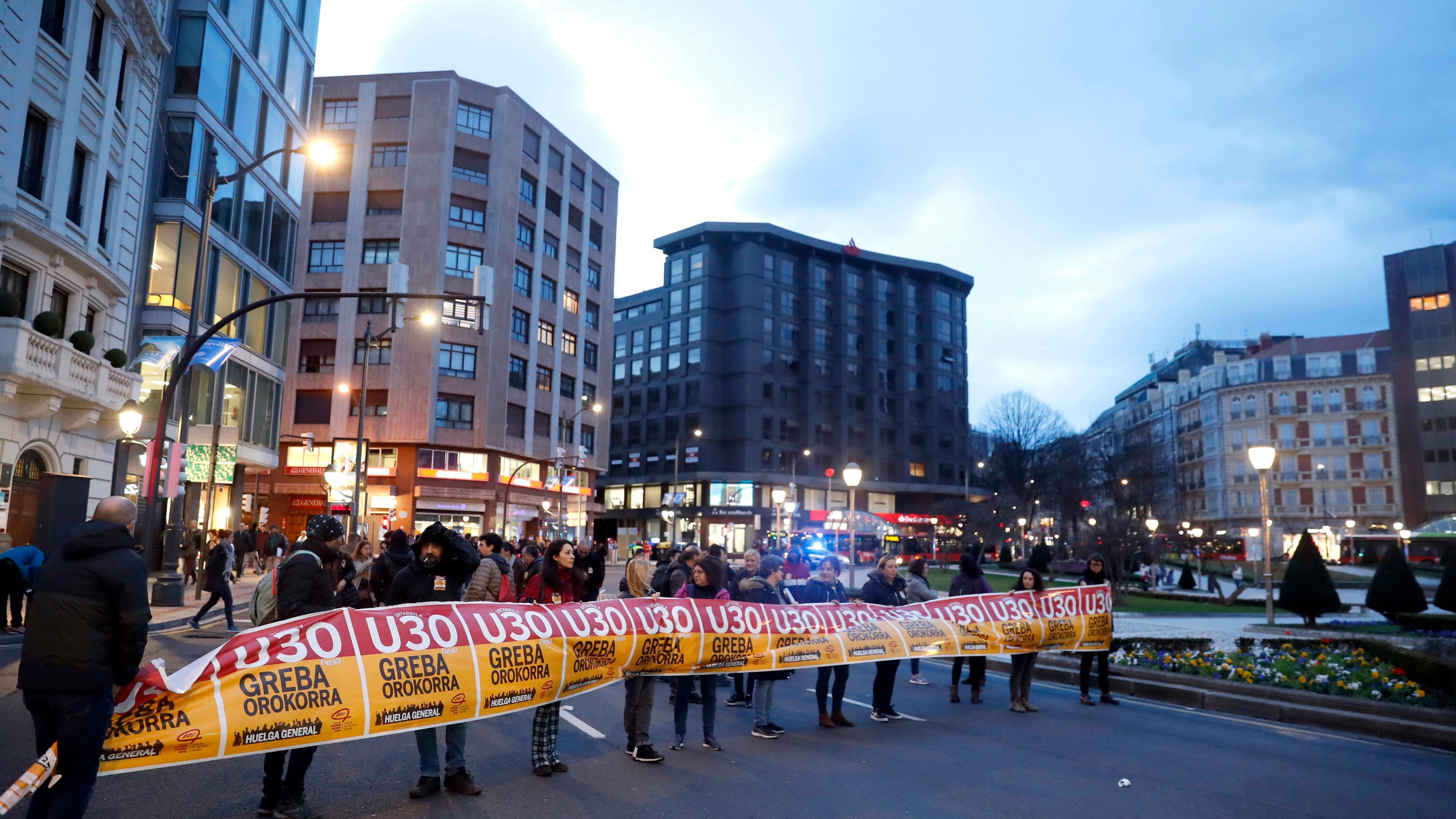 Varios piquetes cortan una avenida en Bilbao, este jueves, durante la huelga convocada en País Vasco y Navarra