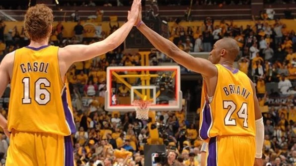 Pau Gasol y Kobe Bryant en un partido de los Lakers