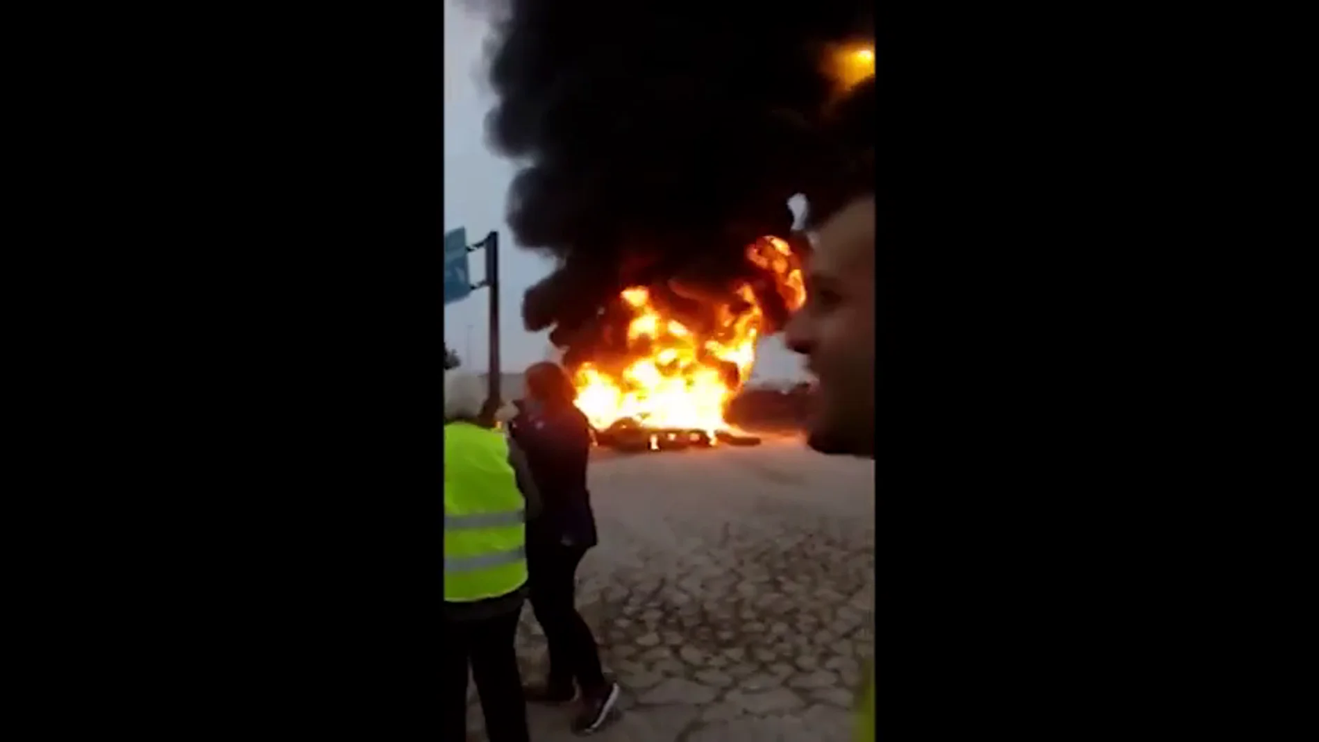 Los agricultores cortan la A-4 en Jaén quemando neumáticos en protesta por la precariedad del sector