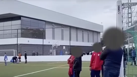 Un padre insta a su hijo a lesionar a un rival durante un partido de alevines Un padre insta a su hijo a lesionar a un rival durante un partido de alevines